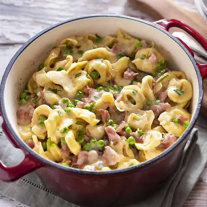 Tortellini con panna, prosciutto e piselli