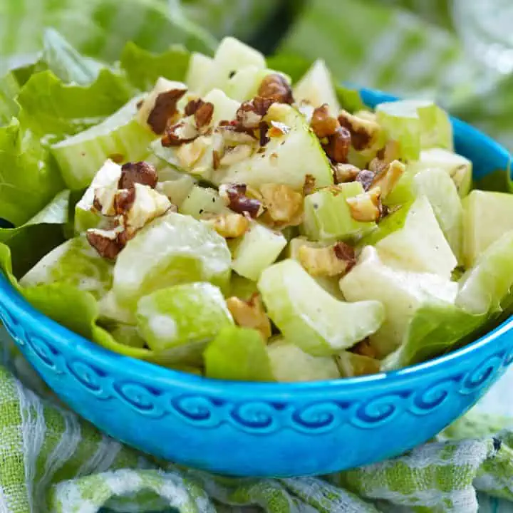 Insalata golosa con noci e mele