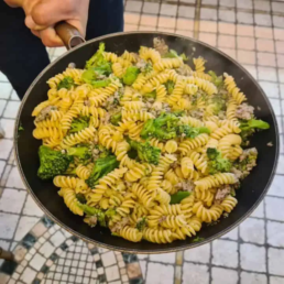 Fusilli med broccoli och salsiccia