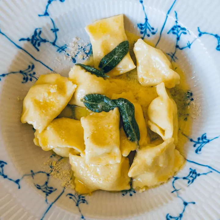 Ravioli med ricotta lök och salvia