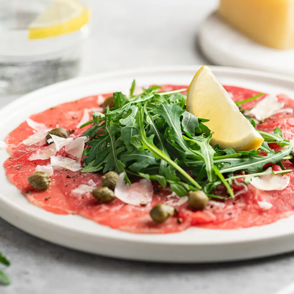 Carpaccio di manzo con rucola e grana