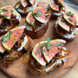 Crostini ricotta fichi