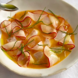 Havsabborre crudo med persika och myntaolja