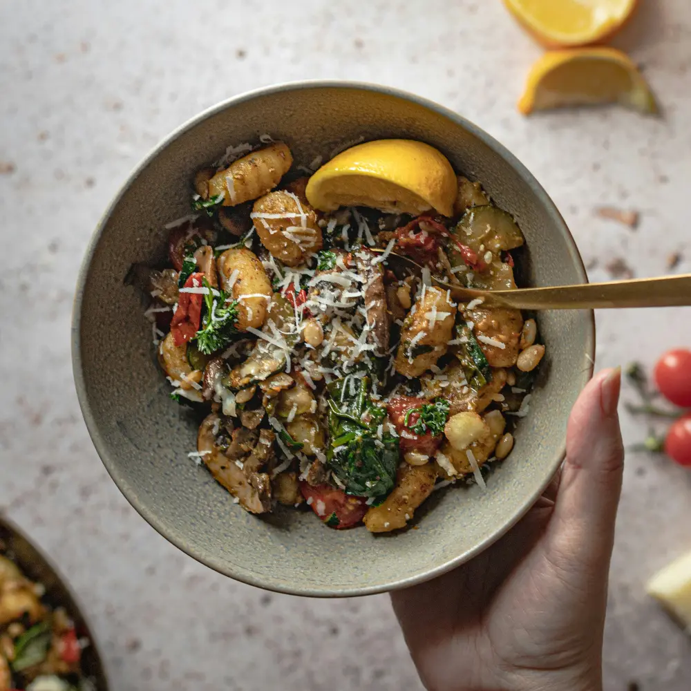 Gnocchi con funghi, pomodorini e pinoli