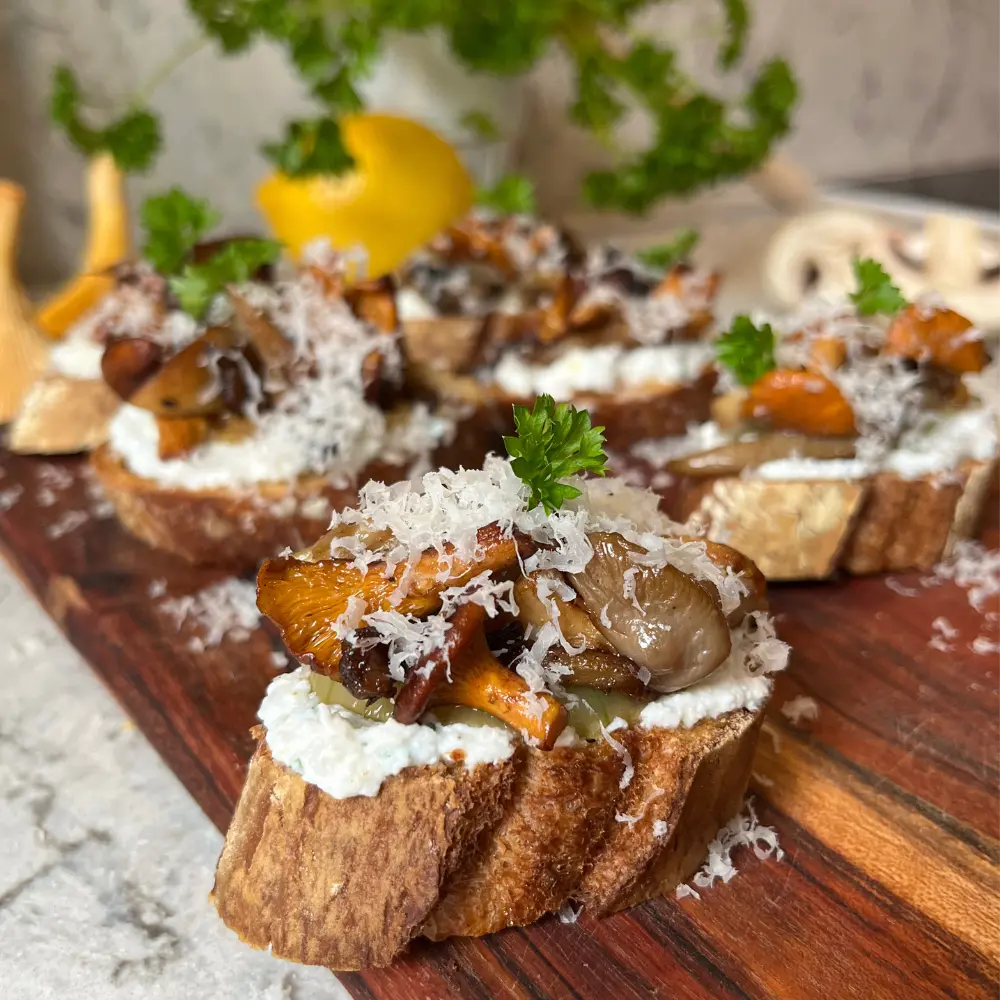 Crostini con funghi e ricotta